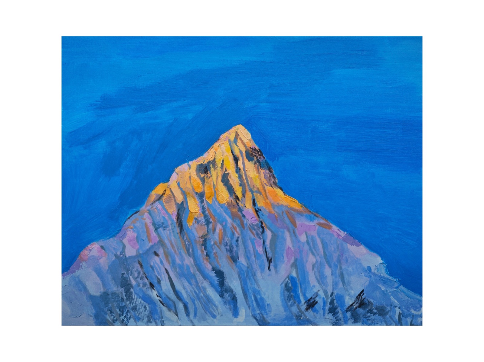 蓝色天空下，被金色阳光照亮的雪山