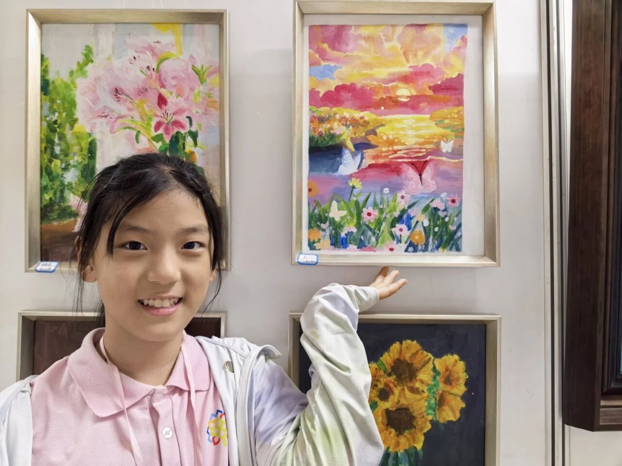 我和画廊里的绘画作品